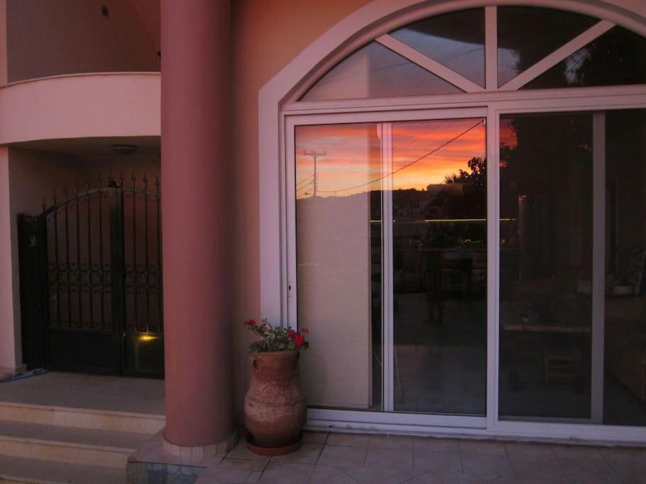 Lenico Beachfront Suites Ajía Pelajía Kültér fotó