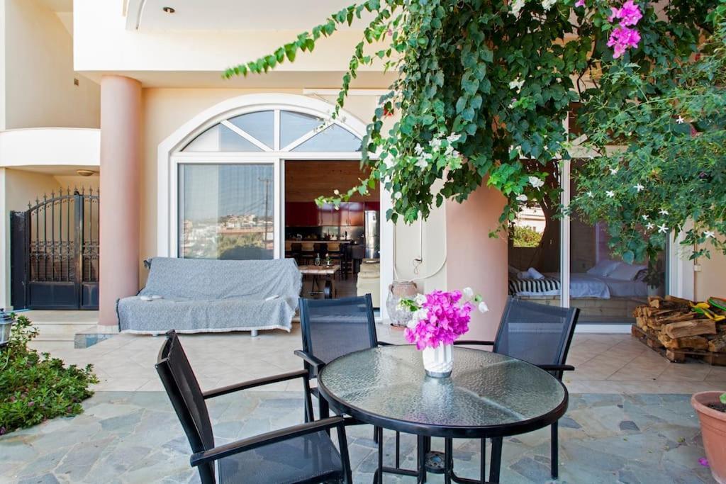 Lenico Beachfront Suites Ajía Pelajía Kültér fotó
